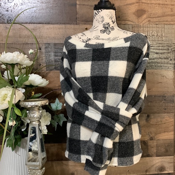 Saints & Hearts Sweaters - 🍃🌸 Saints & Hearts Sweater Size Medium